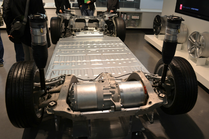 باتری Model S که معادل ۵۴۴ کیلوگرم وزن دارد.