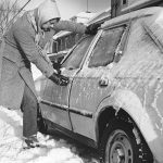 ترفندهایی برای مقابله با یخ زدن زمستانی درهای ماشین